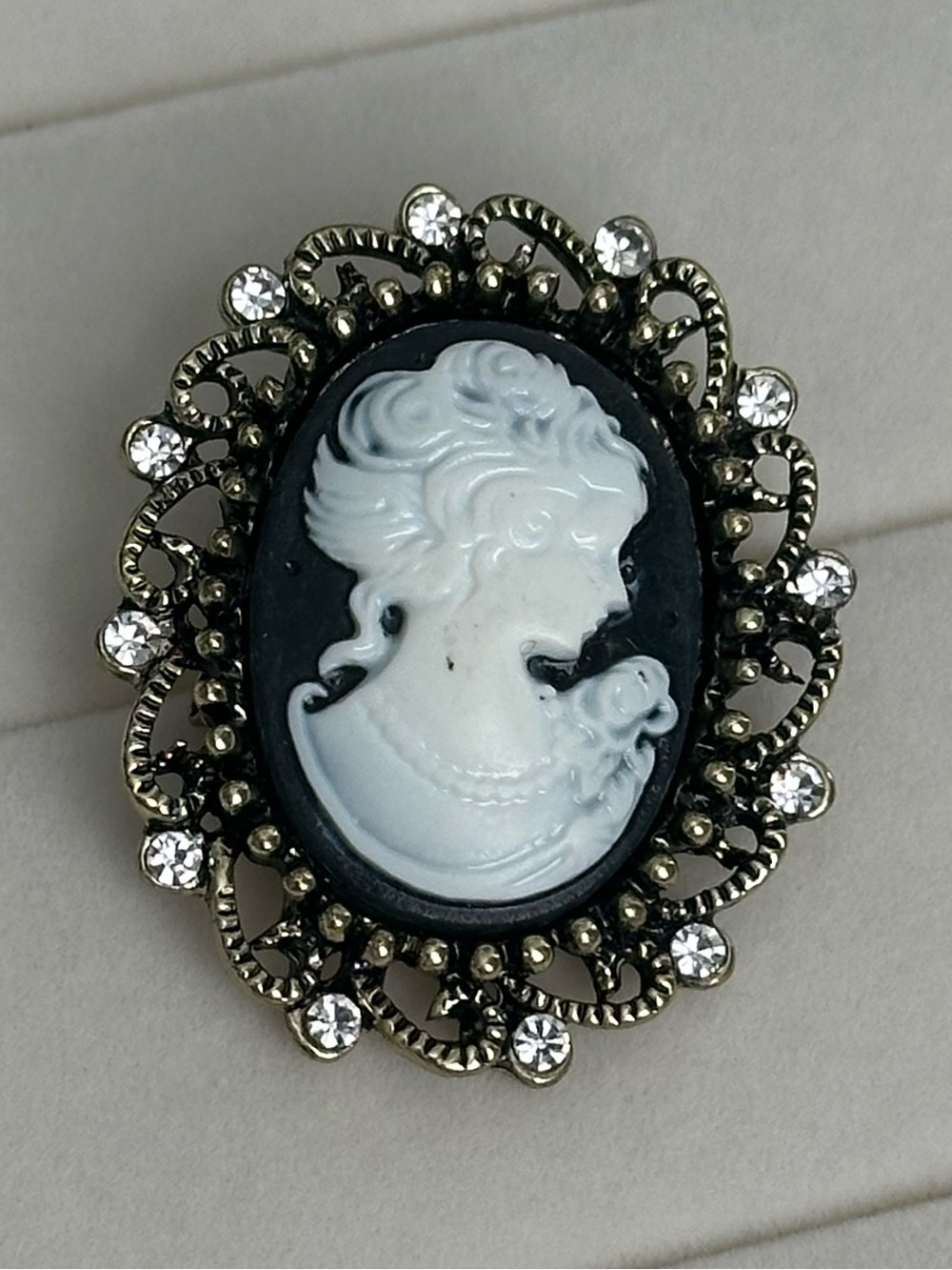 Vintage Baroque Black & White Cameo Brooch